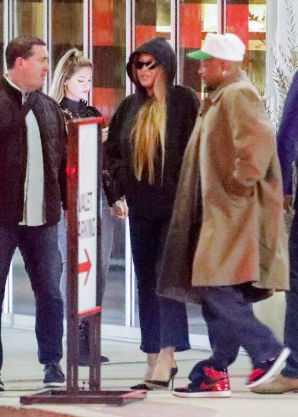 Beyonce - Seen after dinner with friends in Los Angeles