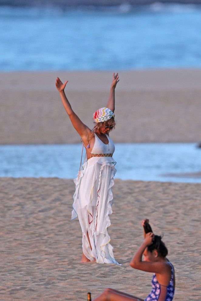 Beyonce - Seen On the beach in Hawaii