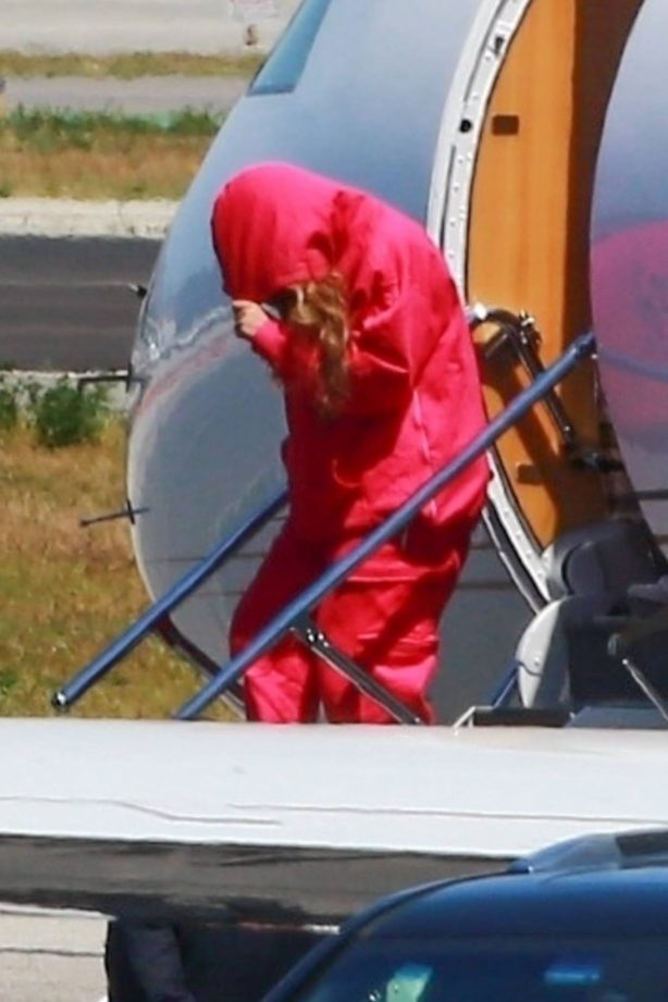 Beyonce - Touch down at an airport outside of Los Angeles