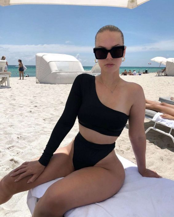 Bianca Elouise - Spotted on a beach in Miami