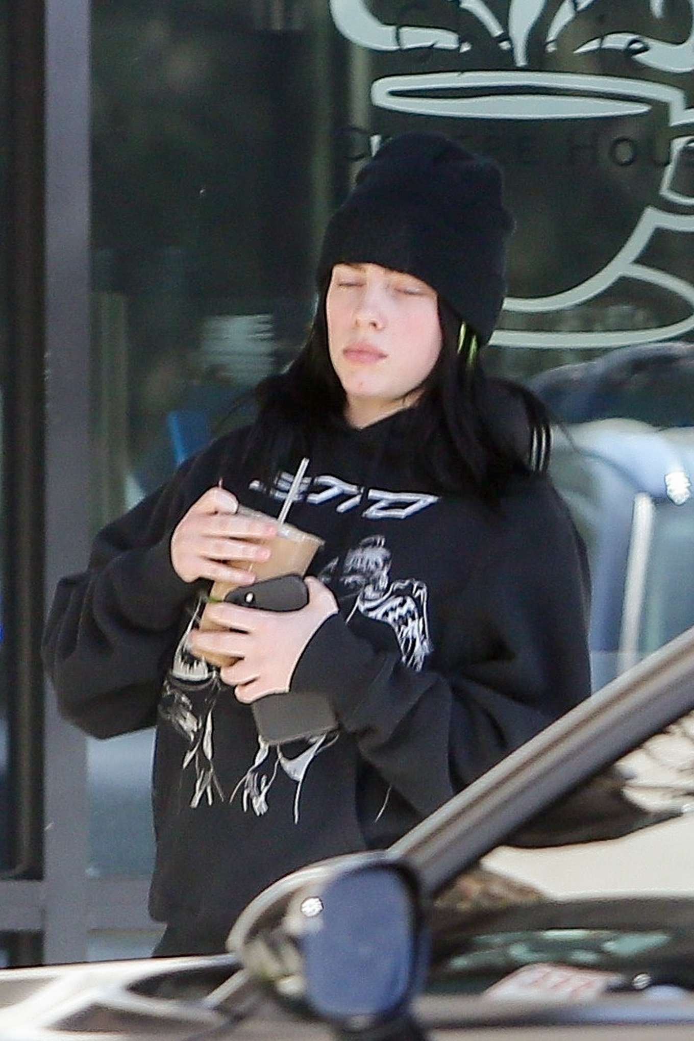 Billie Eilish – Dropping off bouquets of flowers to friends in Los ...