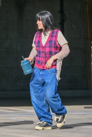 Billie Eilish - Heads to a meeting in Calabasas with her mom Maggie Baird