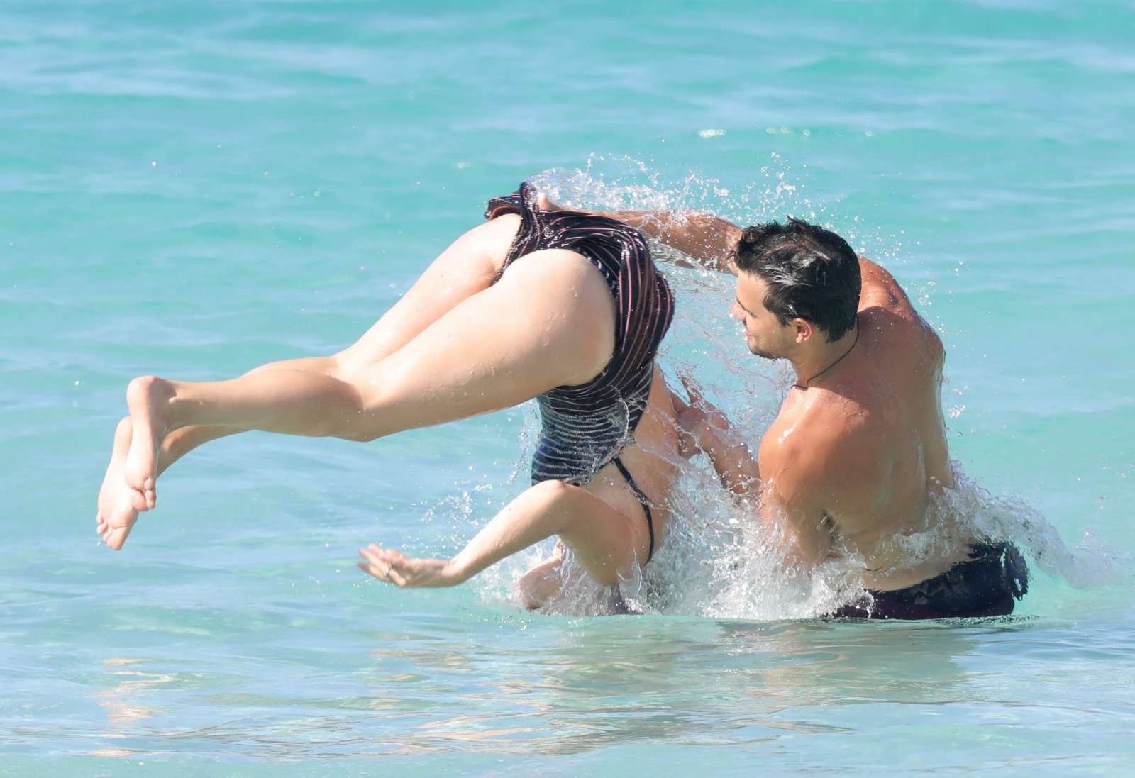 Billie Lourd 2017 : Billie Lourd and Taylor Lautner on the beach -15. 