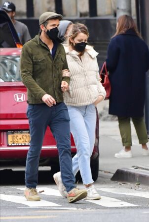 Blake Lively - Enjoys a romantic walk in New York