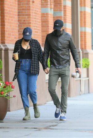 Blake Lively - With Ryan Reynolds return to their apartment with coffee in New York