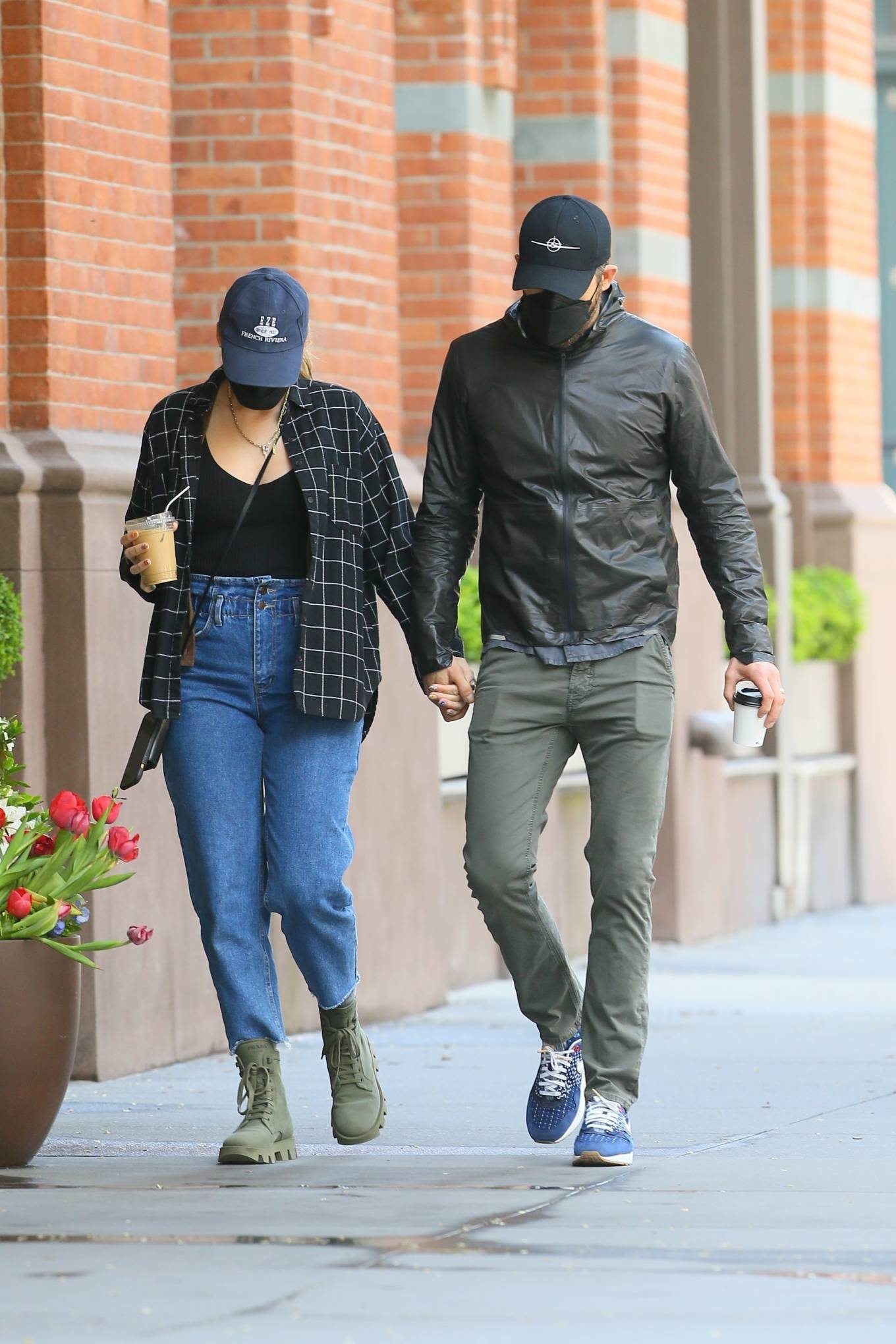 Blake Lively - With Ryan Reynolds return to their apartment with coffee in New York