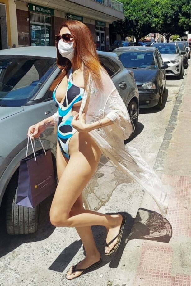Blanca Blanco - In a bikini visits a hair salon in Caminia