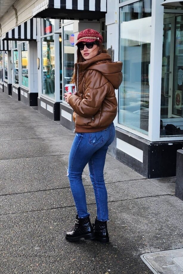 Blanca Blanco - Is spotted on streets of Seaside in Oregon