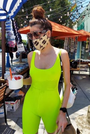 Blanca Blanco - Out in yellow neon outfit