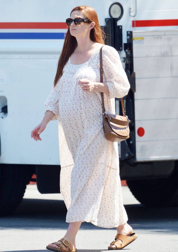 Bonnie Wright - Shows off her baby bump at post office in Los Angeles