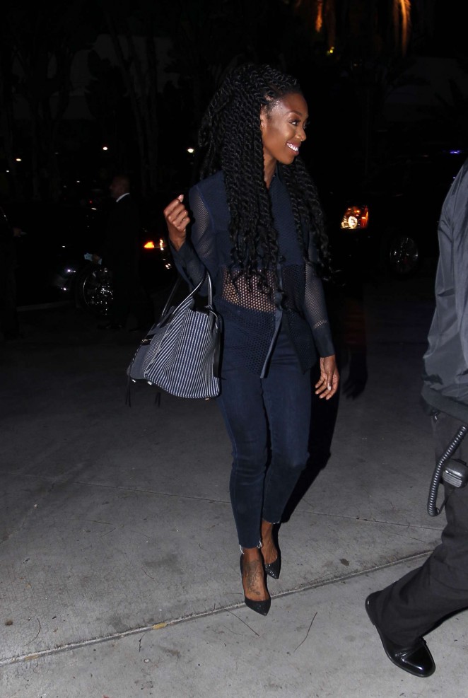 Brandy Norwood goes to the Lakers game in Los Angeles