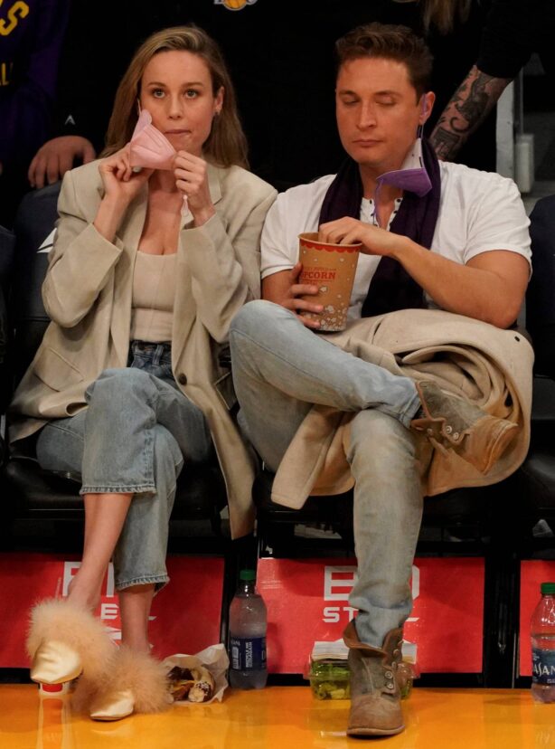 Brie Larson - Attends a game between the Portland Trail Blazers and Los Angeles Lakers