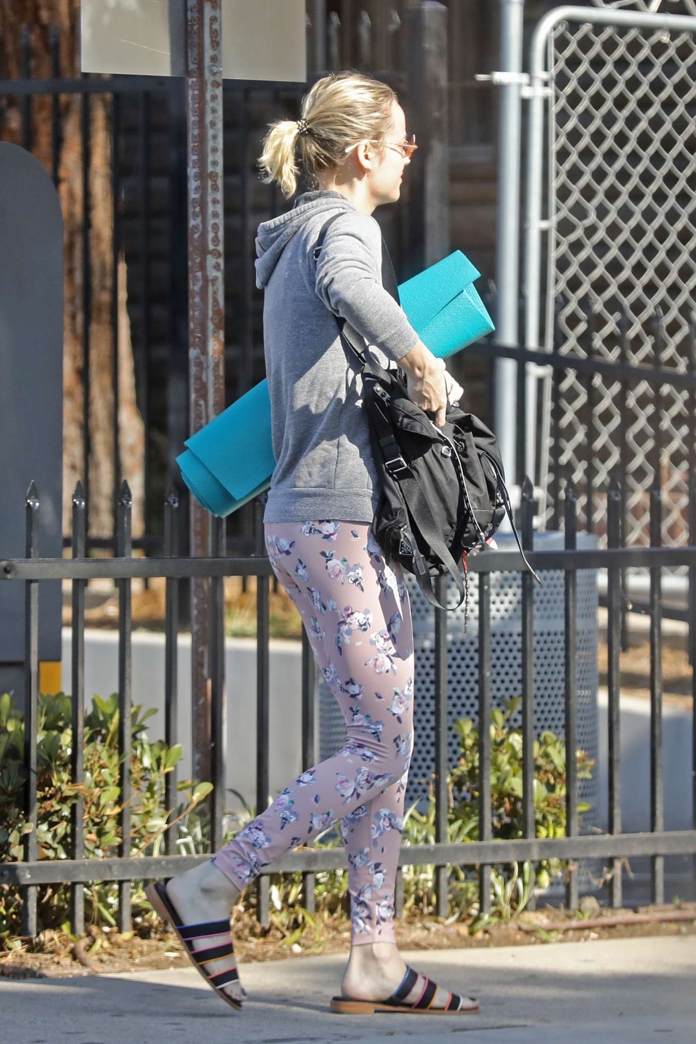 Brie Larson - Heads to a yoga class in Los Angeles. 