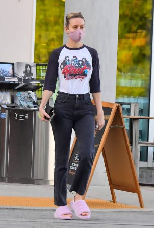 Brie Larson in Black Jeans - Stops by for groceries from a health food store in Los Angeles