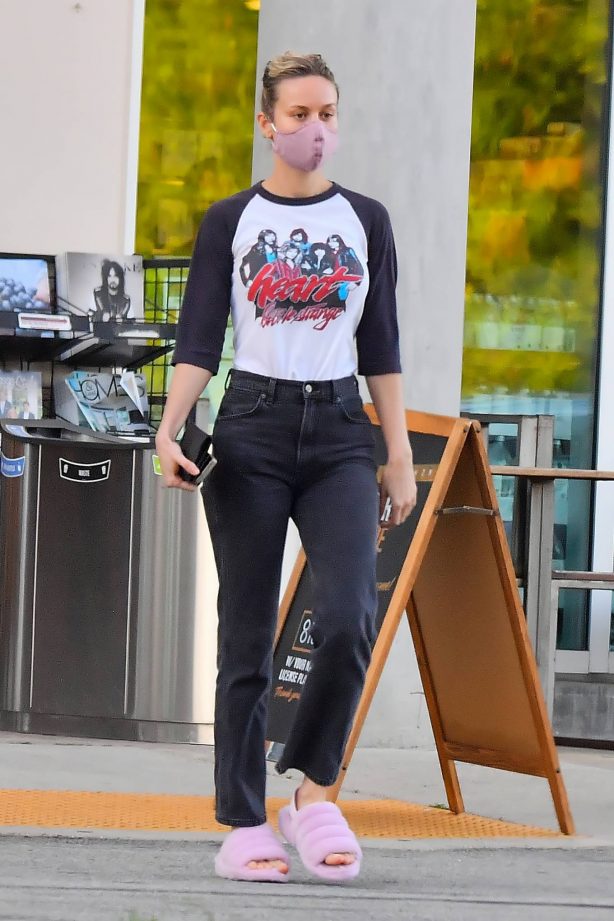 Brie Larson in Black Jeans - Stops by for groceries from a health food store in Los Angeles