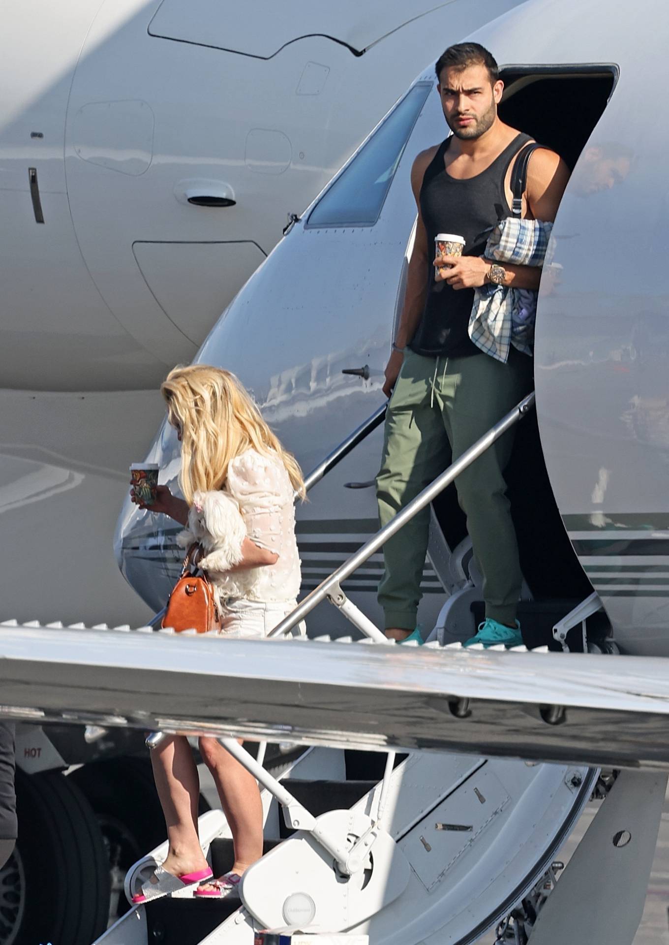 Britney Spears 2021 : Britney Spears – arrives back in California after celebrating her 40th Birthday in Cabo San Lucas-10