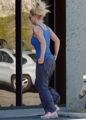 Britney Spears at Corner Bakery Cafe in Calabasas