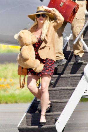 Britney Spears - Departs a private jet after arriving in Los Angeles