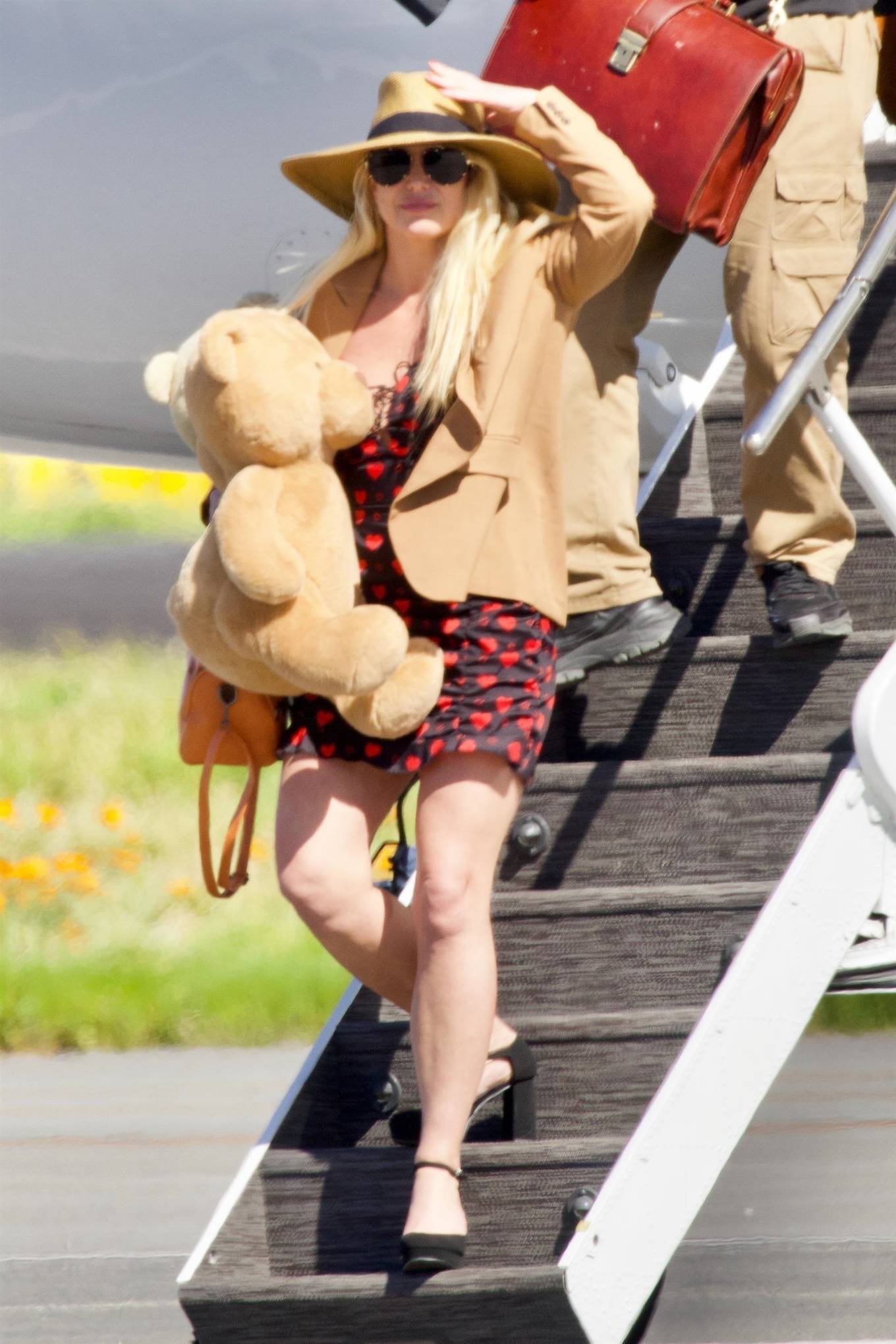 Britney Spears - Departs a private jet after arriving in Los Angeles