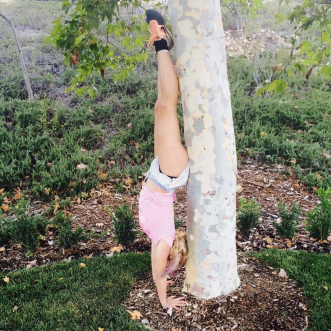 Britney Spears Doing a Handstand - Twitter Pic