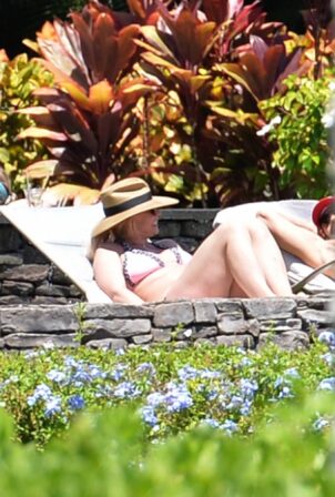 Britney Spears - in a Bikini in Hawaii