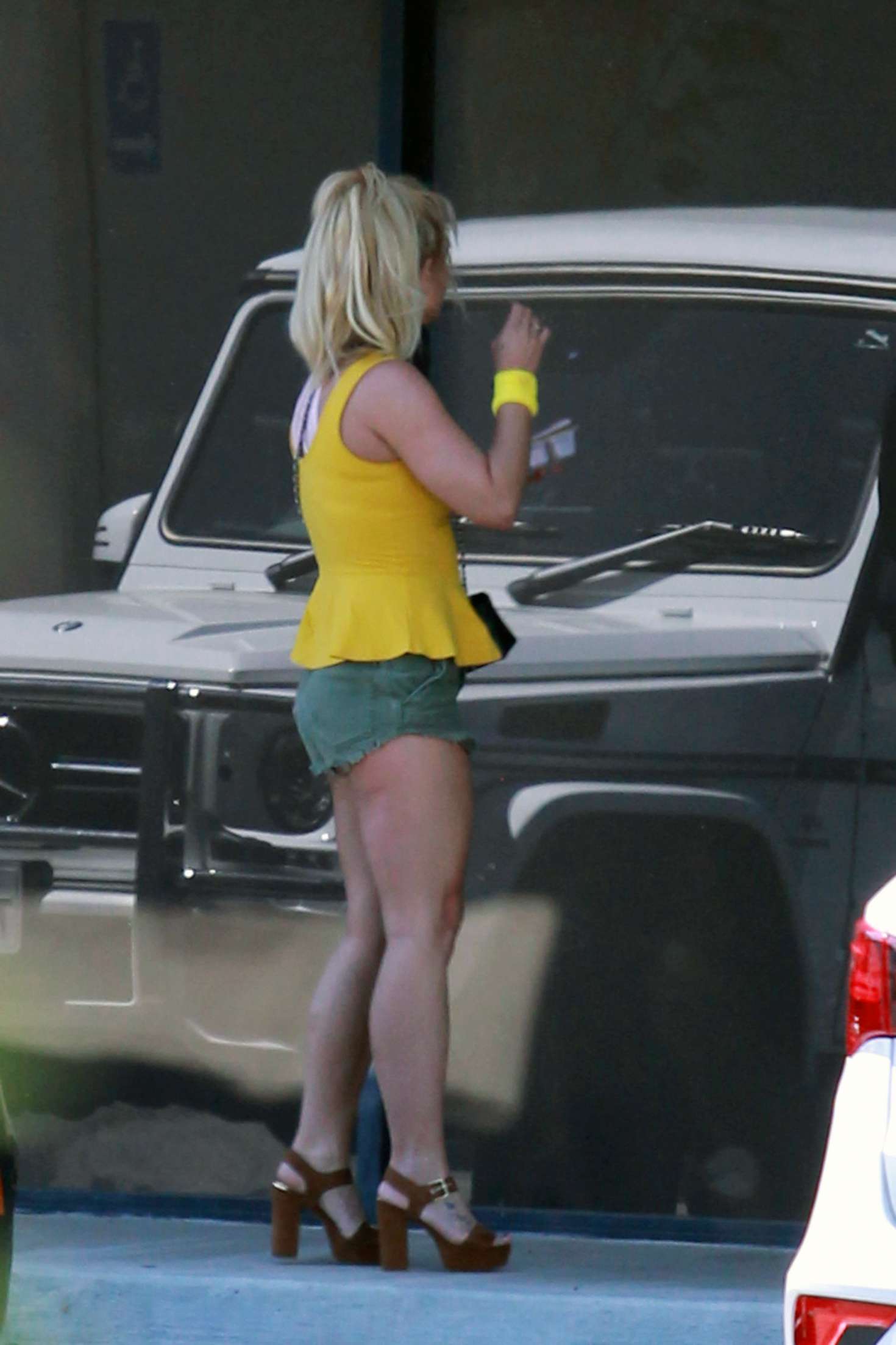 Britney Spears 2018 : Britney Spears in a Bright Yellow Tank Top -01