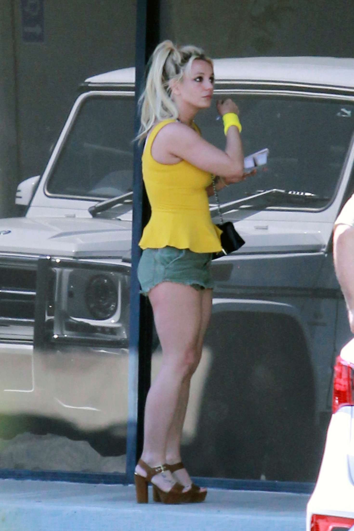 Britney Spears 2018 : Britney Spears in a Bright Yellow Tank Top -02