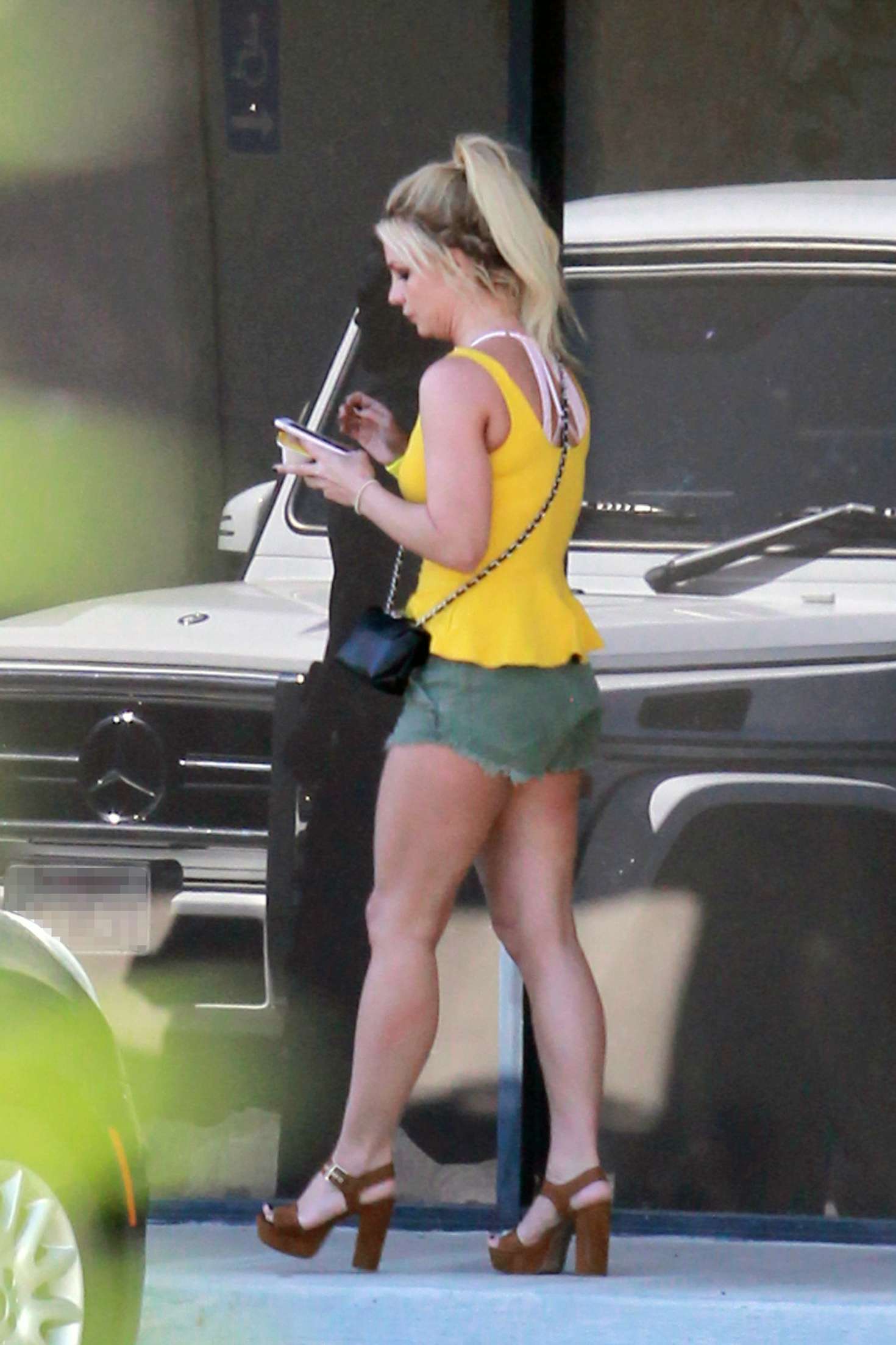 Britney Spears 2018 : Britney Spears in a Bright Yellow Tank Top -03