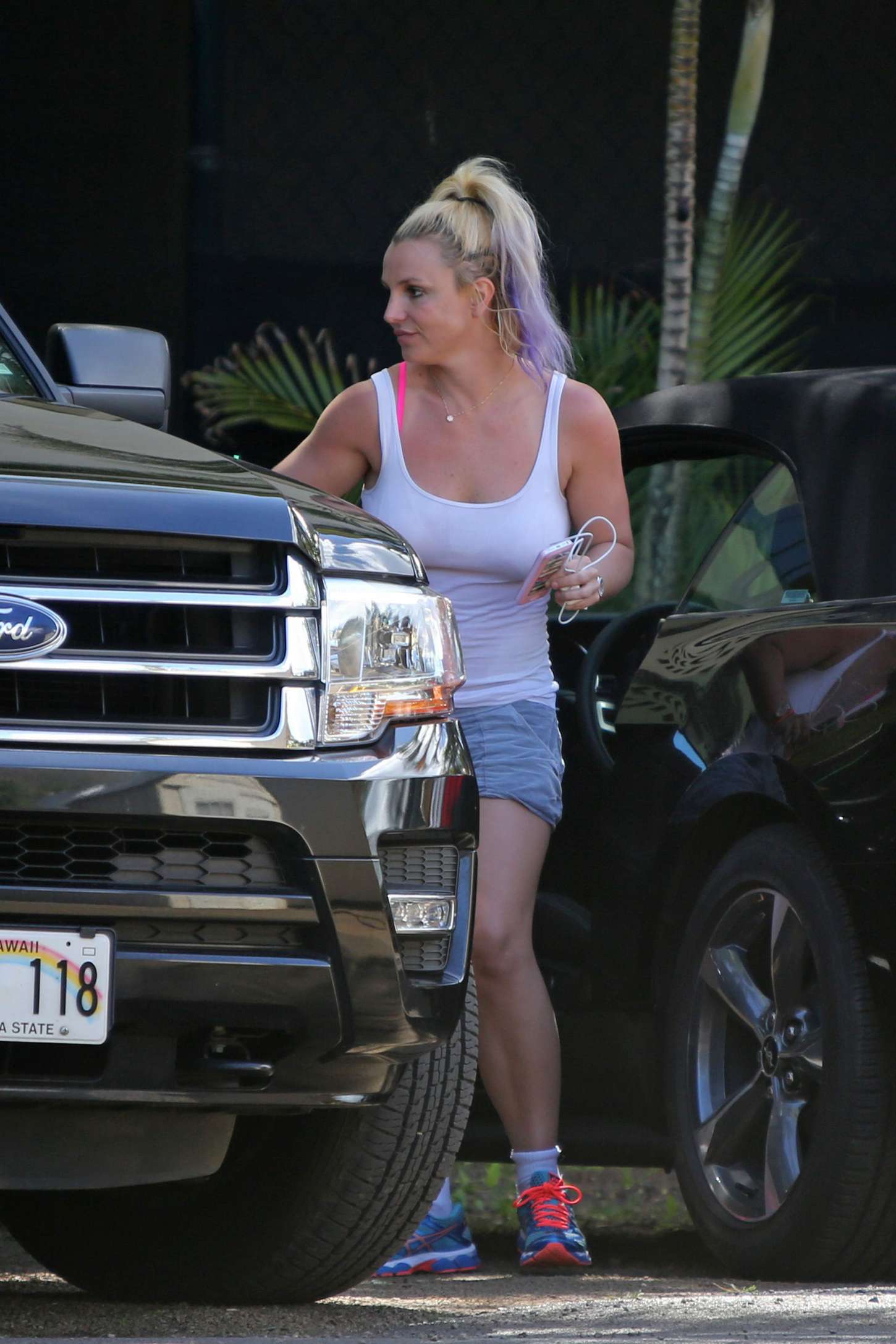 Britney Spears Rocks Shorts and Soaks up the Sun in Hawaii Getaway
