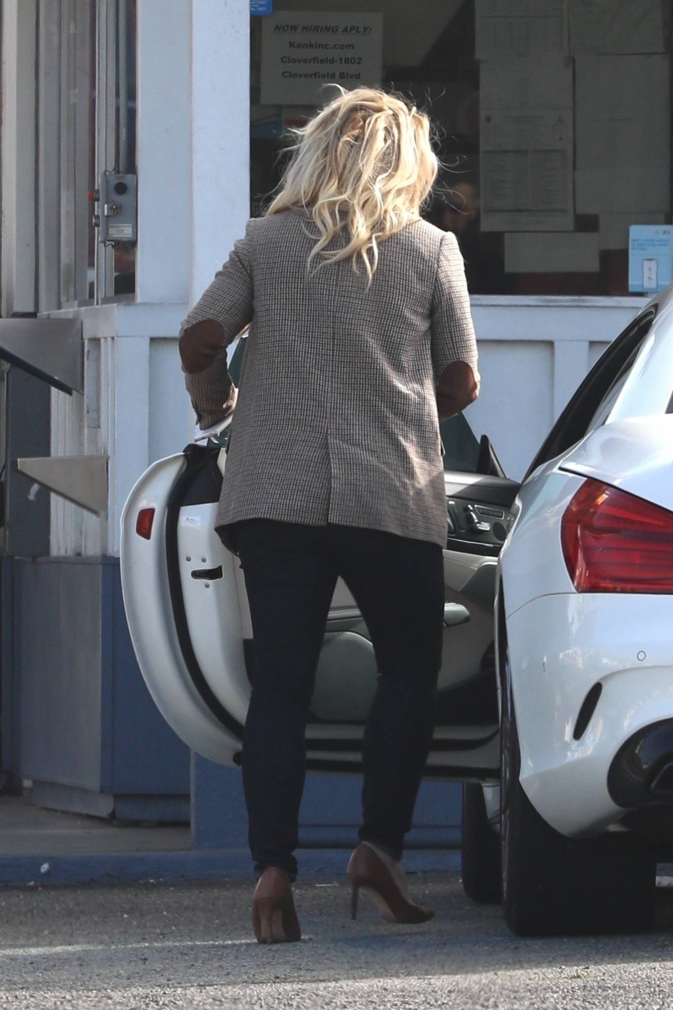 Britney Spears 2021 : Britney Spears – Makes a rar appearance seen at a local gas station Los Angeles -05