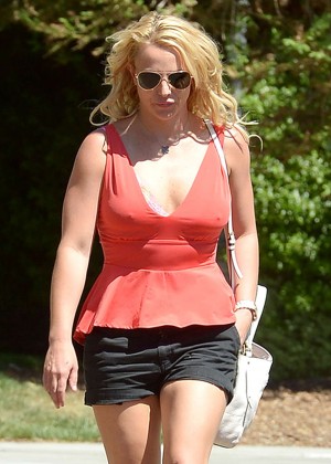Britney Spears - Out for breakfast in Calabasas