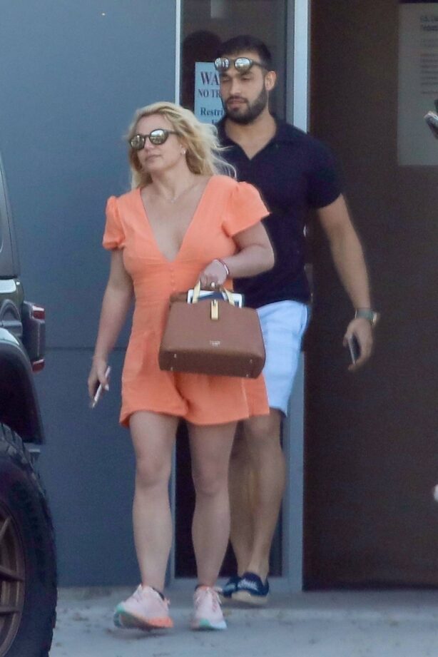 Britney Spears - Puts her diamond engagement ring on display at LAX in Los Angeles