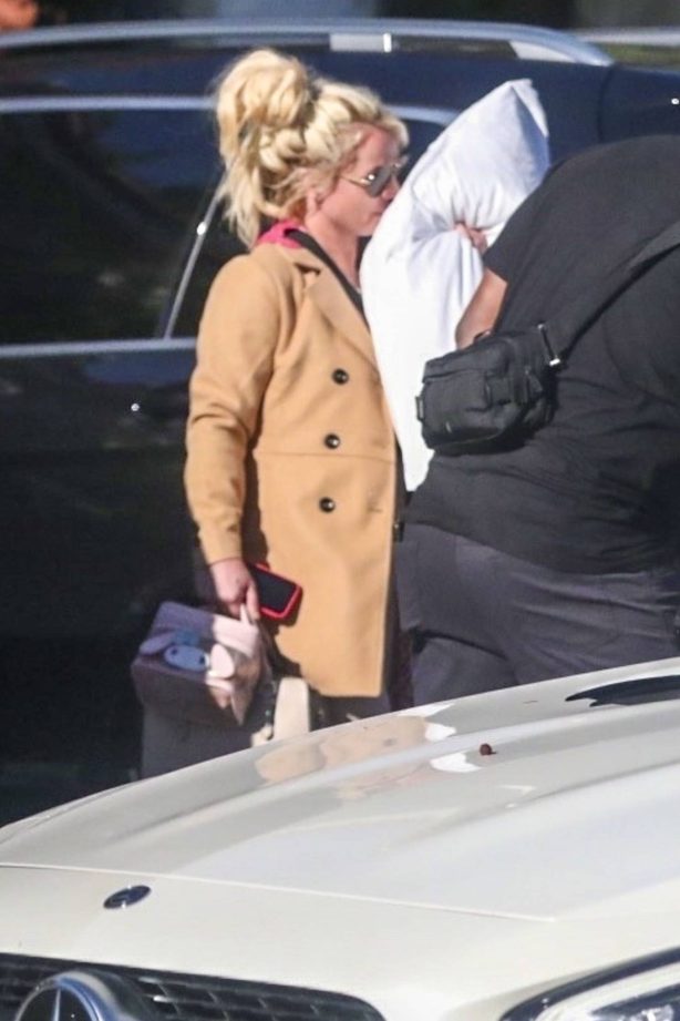 Britney Spears - Seen leaving Los Angeles hotel