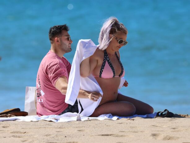Britney Spears - Wearing a pink and black bikini on vacation in Hawaii
