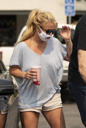 Britney Spears - Wears cat mask while out for cruising in Calabasas