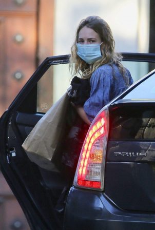 Britt Robertson - Arrives in an Uber in Los Angeles