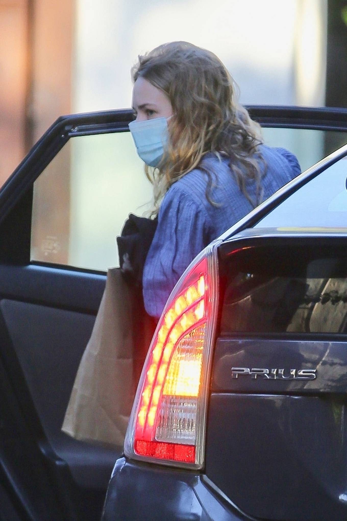 Britt Robertson – Arrives in an Uber in Los Angeles