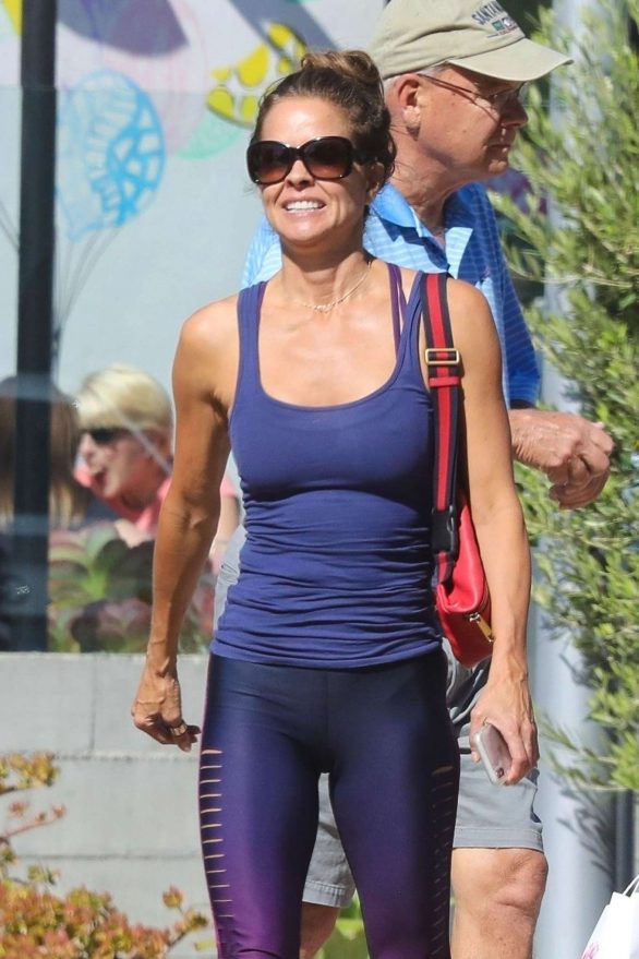 Brooke Burke - In tights hits the Country Mart for lunch in Malibu