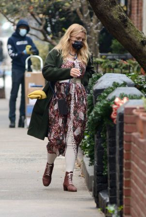 Busy Philipps - Flower shopping candids in New York