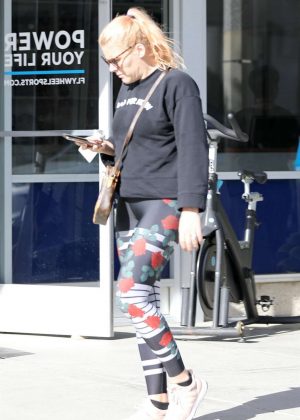 Busy Philipps - Heading to her yoga class in Los Angeles