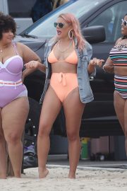 Busy Philipps in Bikini - Films an episode for her new show in Venice