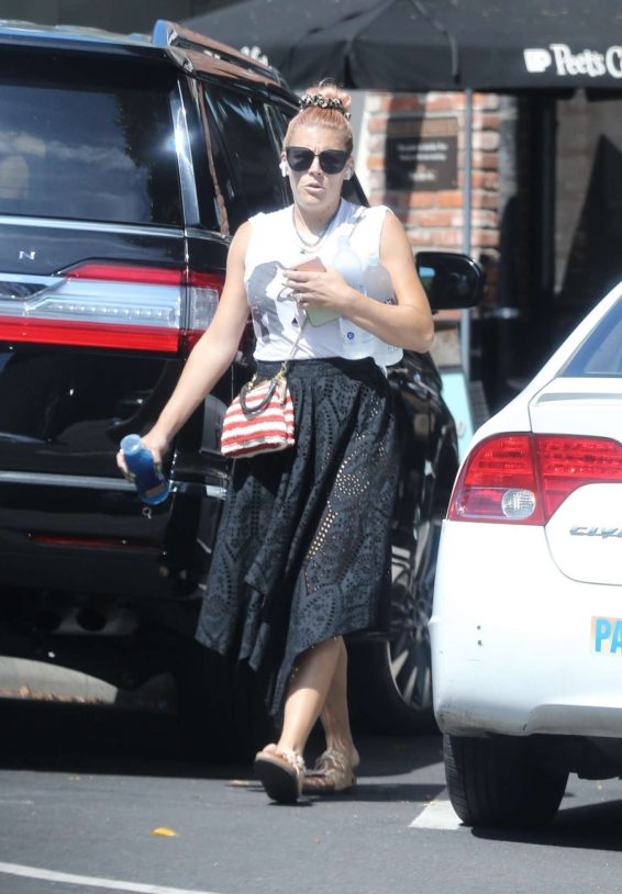 Busy Philipps - Out at Larchmont Village in Los Angeles