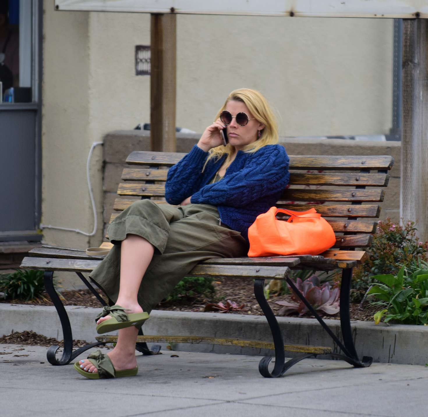 Busy Philipps Relaxing on a bench in Los Angeles. 