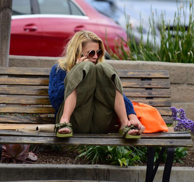Busy Philipps Relaxing on a bench in Los Angeles