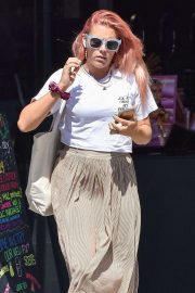 Busy Philipps - Shopping in Larchmont Village in Los Angeles