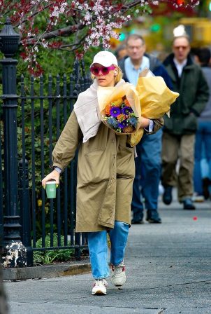Busy Philipps - Shops for flowers in New York