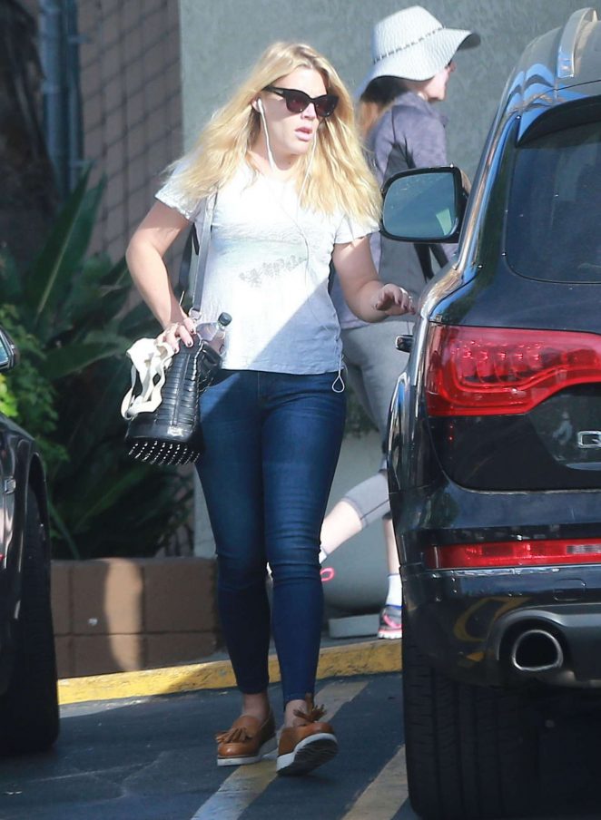 Busy Phillips at grocery shopping in Los Feliz