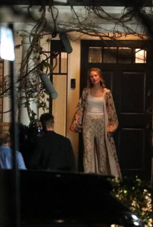 Caitlin Thompson - Films a night scene for 'This Is Us' at a residence in West Hollywood