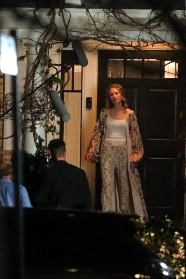 Caitlin Thompson - Films a night scene for 'This Is Us' at a residence in West Hollywood