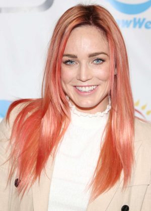 Caity Lotz - Celebrities To The Rescue in Los Angeles